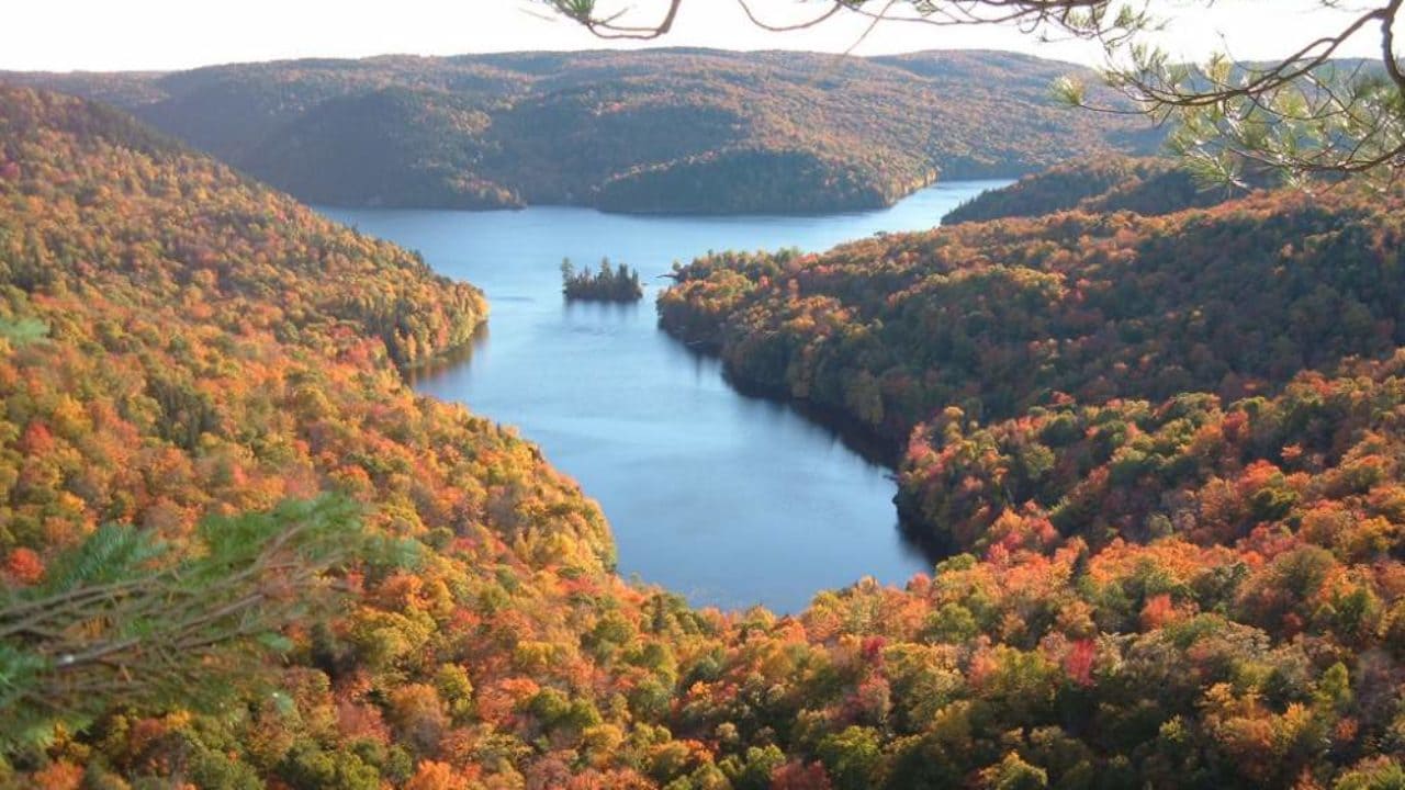 Image Source: https://canadauntamed.com/blogs/untamed/the-top-10-hikes-in-la-mauricie-national-park